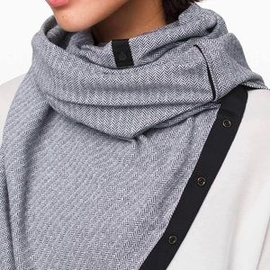 Lululemon Vinyasa scarf- light gray stripe